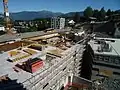 Die Stennabrücke, bevor sie aus dieser Ansicht hinter dem Neubau zu verschwinden beginnt. Das alte Parkhaus (rechts) musste für einen weiteren Winter zur Verfügung stehen und wurde im Frühjahr 2017 abgebrochen.