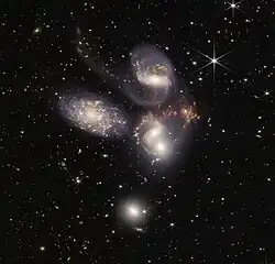 Aufnahme von Stephans Quintett, die eine Zusammensetzung der Aufnahmen von NIRCam und MIRI ist. Veröffentlicht am 12. Juli 2022.
