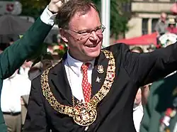 Stephan Weil mit der Amtskette des Oberbürgermeisters von Hannover beim Schützenausmarsch 2009