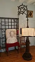 Zusammengeklapptes Sterbebett von Leo Dupont mit dem Lesepult, das in seinem Salon stand