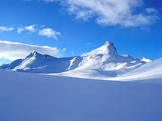Der Stetind von Osten. Links der 1985 m hohe Vorgipfel