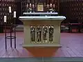 Zelebrationsaltar im Chor des Hauptschiffs