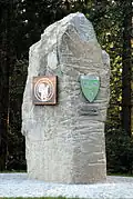 Wappendenkmal an der westlichen Ortseinfahrt