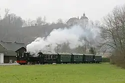 Museumsbahn, hinten die Wallfahrtskirche Christkindl