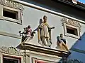 Statue des hl. Norbert über dem Kreuzgangportal