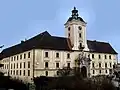 Gebäudefront mit Eingangsportal