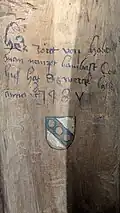 Stifterinschrift und Wappen des Komtur Georg Bombast von Hohenheim in der Höhlung der spätmittelalterlichen Marienfigur Rohrdorf
