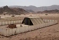 Modell der „Stiftshütte“ mit Brandopferaltar vor dem Zelt