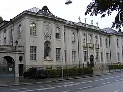 Hauptgebäude unter anderem mit Präsidium, Bibliothek und Wiener Saal
