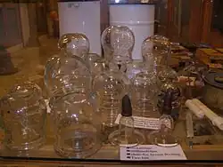 Zwei ältere Stillhütchen (v.r.) aus Glas+Latex, Museum Oriseum, Asomatos, Kreta