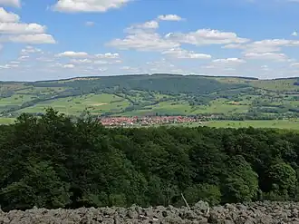 Blick vom Schafstein über Wüstensachsen hinweg nach Osten zum Stirnberg