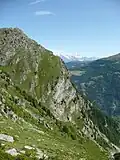 Stock (kleine Nase vor den Hintergrundbergen), mit 2370&nbsp;m&nbsp;ü.&nbsp;M. der höchste Punkt des Balfrin Höhenweges.