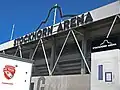 Aussenansicht (Detail mit Logo, Fanwagen und Infotafel)