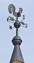 Filialkirche Stocklitz: Windrose und Wetterhahn mit Zeiger auf dem Dachreiter