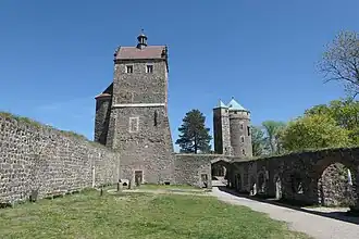 Blick vom 4. Burghof zum Seigerturm (links) und zum Johannis/Coselturm (rechts)