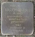 Marion Birmann vor der Fruchtallee 107
