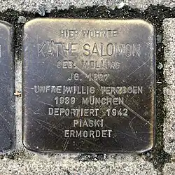 „Hier wohnte Käthe Salomon“, Jahrgang 1897, geborene Molling, 1939 unfreiwillig verzogen nach München, 1942 deportiert nach Piaski und ermordet