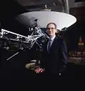 Ed Stone, Wissenschaftler, später Direktor des JPL, vor einem Modell in Originalgröße (1972)