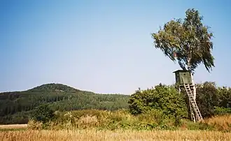 Hochsitz auf einem Stoppelfeld südlich der Stoffelskuppe