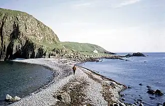 Ein Sturmstrand, der Garbh Eilean mit Eilean an Tigh verbindet. Der schmale Kiesel-Isthmus wird von Springtiden überflutet und bei Stürmen.