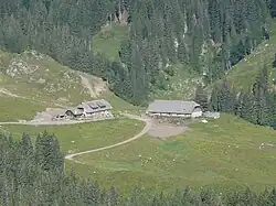 Hütte und Stallgebäude der Straniger Alm