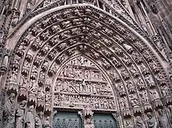 Parataktisch angeordnete Figuren im Gewände des Tympanons. Straßburger Münster, Hauptportal.