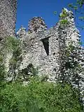 Palas, angrenzend an den Turm