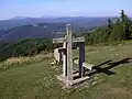 Berg Stratenec mit Gefallenendenkmal aus dem Zweiten Weltkrieg