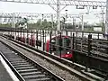 Ein Zug bei der Einfahrt in die Station Stratford