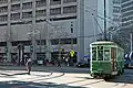 San Francisco: der Stangen­strom­abnehmer der Straßen­bahn liegt am Pluspol der Obus­fahrleitung an, das heißt am linken Draht