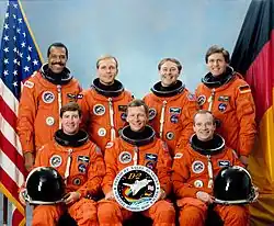 v. l. n. r. Vorne: Terence Henricks, Steven Nagel, Charles Precourt; Hinten: Bernard Harris, Hans Wilhelm Schlegel, Jerry Ross, Ulrich Hans Walter