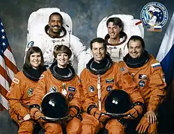 v.&nbsp;l.&nbsp;n.&nbsp;r. Vorne: Janice Voss, Eileen Collins, James Wetherbee, Wladimir Titow; Hinten: Bernard Harris, Michael Foale
