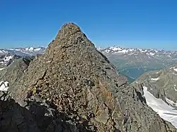 Blick von der Aussichtsplattform nach Südwesten zum Großen Isidor, der die Plattform um ca. 14&nbsp;m überragt; rechts ganz hinten die Wildspitze
