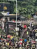 Studenten stürmen das Hauptquartier der indonesischen Polizei 2025.