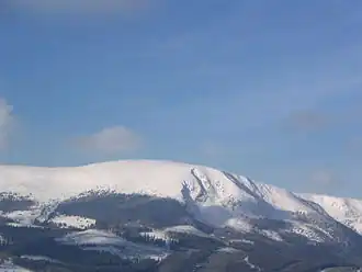 Blick auf den verschneiten Südhang