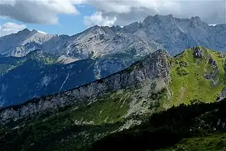 Stuibenwand, Stuibenspitze und Stuibenkopf. Im Hintergrund Wettersteinkopf, Frauenalpl und Dreitorspitze (v.&nbsp;l.&nbsp;n.&nbsp;r.).