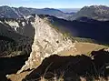 Stuibenspitze vom Stuibenkopf aus gesehen. Im Hintergrund v.&nbsp;l.&nbsp;n.&nbsp;r. Ammergebirge, Loisachtal, Starnberger See und Estergebirge.