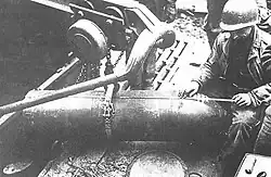 US-Soldat beim Vermessen eines 38-cm-Projektils auf dem Motorendeck eines Sturmtigers