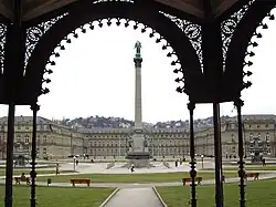 Blick vom Musikpavillon auf Jubiläumssäule und Neues Schloss.