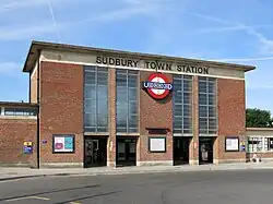 Sudbury Town, London (1931): Typischer Entwurf von Charles Holden mit starken Bezügen zur Neuen Sachlichkeit