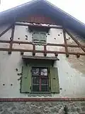 Die Nebengebäude der Meierei weisen noch heute die Spuren der Kämpfe auf.