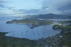 Blick von Shirley’s Heights auf Freeman’s Bay und Middle Ground, mit Fort&nbsp;Berkeley und Nelson’s Dockyard, English Harbour (Bildmitte rechts), Falmouth Bay (im Hintergrund) und die östlichen Shekerley Mountains
