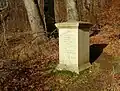 Gedenkstein des Gehrdener Augenarztes Fechner mit Herder-Zitat am südlichen Waldrand des Suerser Berg