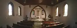 Inneres der Alten Marienkirche. Links an der Nordwand das Replikat des romanischen Vortrage- oder Altarkreuzes.