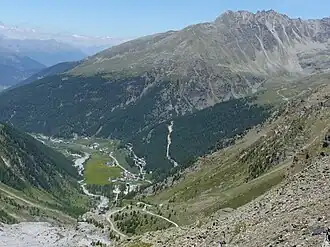 Blick auf Sulden und das Schöneck und das rechts darunter liegende Zaytal