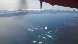 Der Sullorsuaq aus dem Flugzeug; Saqqaq ist unten rechts zu erkennen