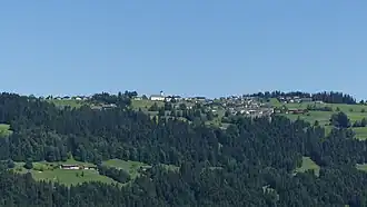 Dorf Sulzberg auf dem Sulzberg von Süden. Der höchste Punkt des Sulzbergs liegt weiter rechts des Bildausschnitts.