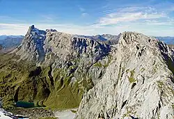 Blick von der Scheienfluh auf Sulzfluh (links) und Weißplatte, unten der Partnunsee