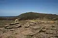 Der Gipfelcairn des A’ Chòinneach, im Hintergrund der Bynack More, auf dem Grat rechts erkennbar die Barns of Bynack
