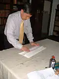 Kalligraf beim Falten des Papiers